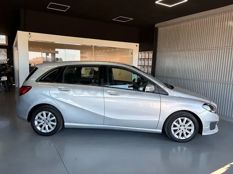 Usado Mercedes B180 109 CV (80 kW) 2015 Gris / plata Utilitario