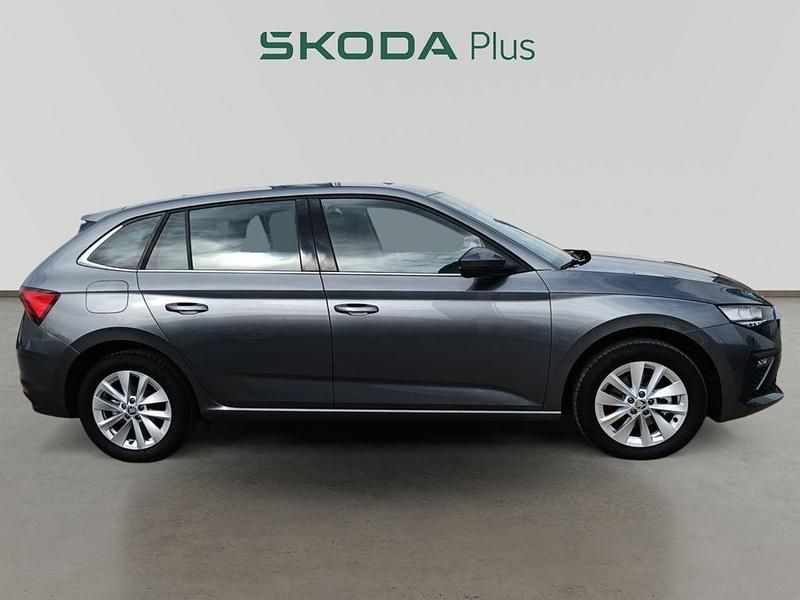Usado Skoda Scala Selection 115 CV (84 kW) 2024 Gris Utilitario