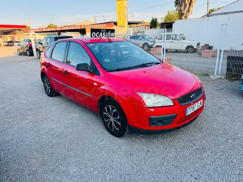 Usado Ford Focus Ghia 115 CV (84 kW) 2006 Rojo Berlina