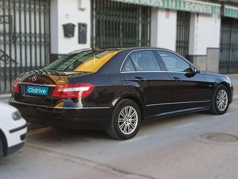 Usado Mercedes E220 Classic 170 CV (125 kW) 2009 Negro Berlina