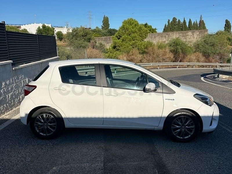 Usado Toyota Yaris Hybrid Advance 100 CV (73 kW) 2017 Blanco Berlina