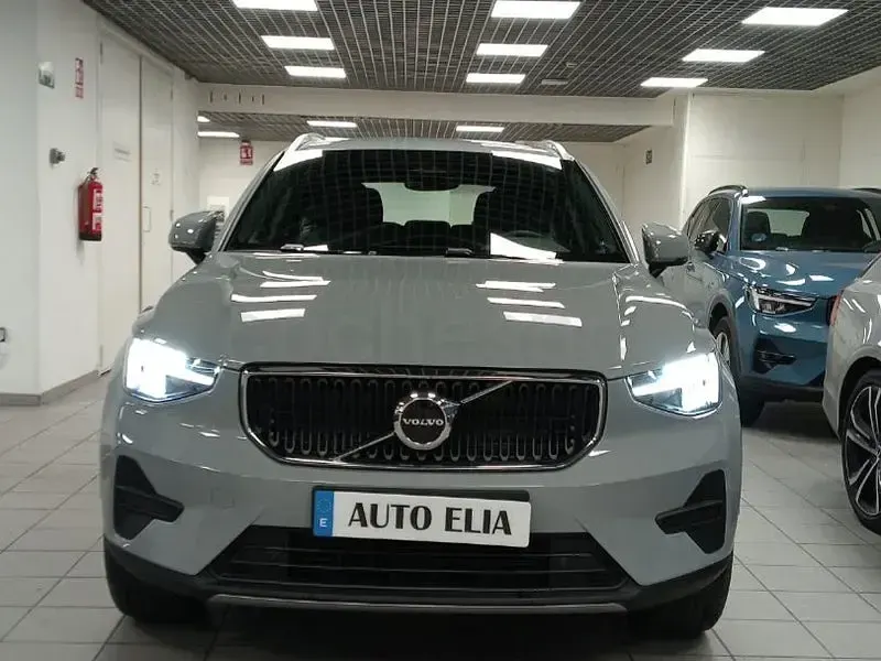 Begagnad Volvo XC40 Core 163 HK (119 kW) 2024 Grå SUV