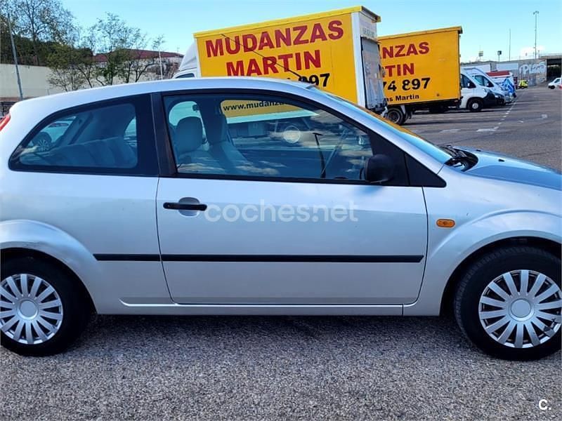 Usado Ford Fiesta Trend 68 CV (50 kW) 2004 Blanco Utilitario