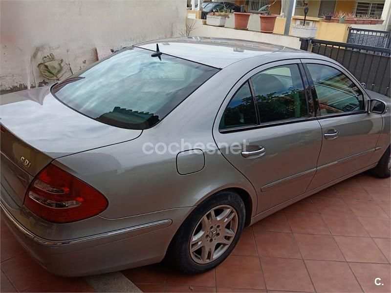 Usado Mercedes E220 Elegance 150 CV (110 kW) 2007 Gris / plata Berlina