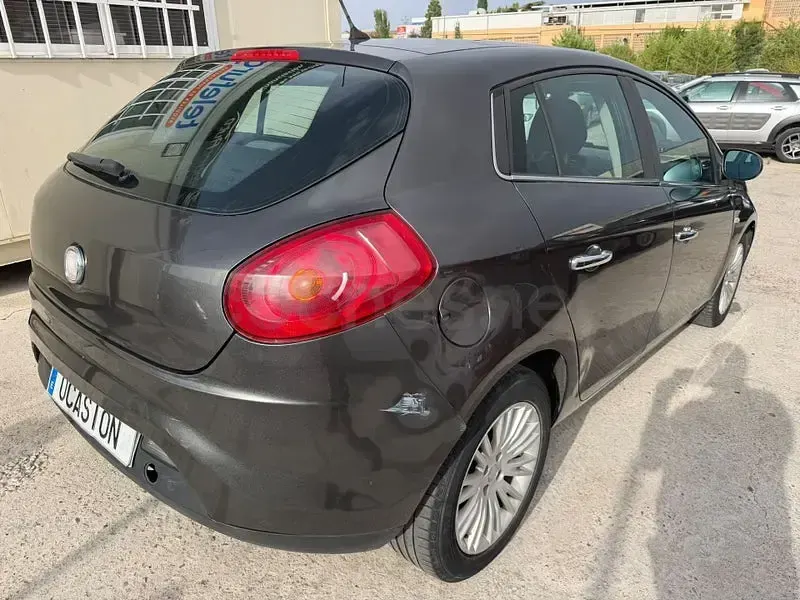 Usado Fiat Bravo Dynamic 120 CV (88 kW) 2008 Gris / plata Utilitario