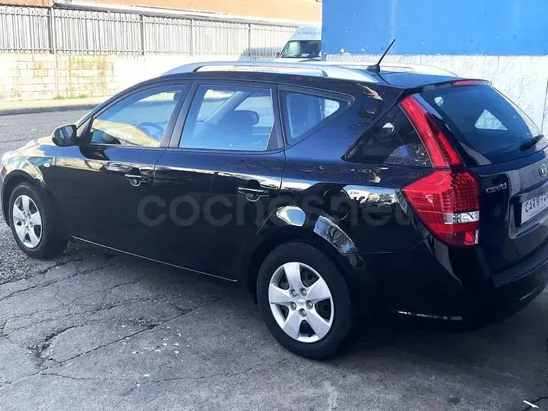 Usado Kia Ceed Active 115 CV (84 kW) 2010 Negro Utilitario
