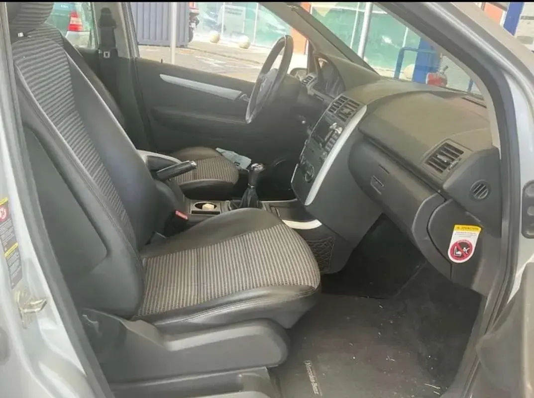 Usado Mercedes A170 116 CV (85 kW) 2005 Plateado Utilitario