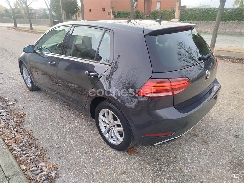 Usado VW Golf VII Advance 115 HP (84 kW) 2020 Cinzento Sedan