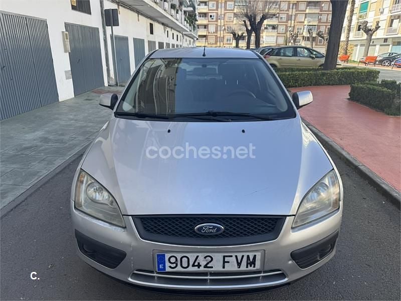 Usado Ford Focus Trend 100 CV (73 kW) 2007 Gris / plata Berlina