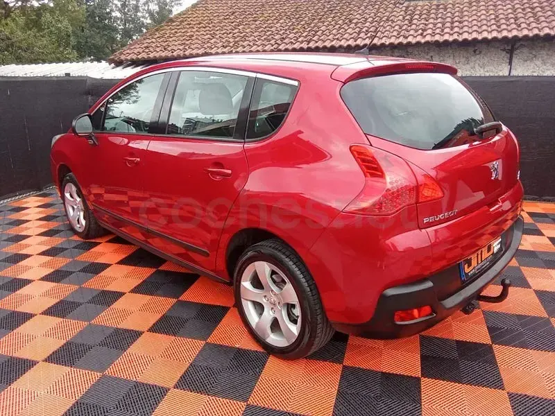 Usado Peugeot 3008 Premium 112 CV (82 kW) 2011 Granate Familiar