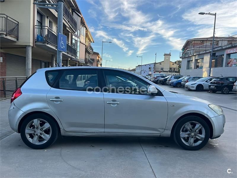 Usado Kia Ceed 115 CV (84 kW) 2007 Gris / plata Utilitario