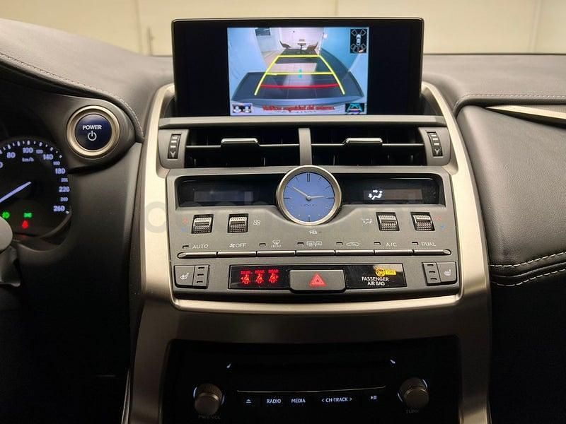 Usado Lexus NX300h Executive Line 197 CV (144 kW) 2017 Gris / plata SUV