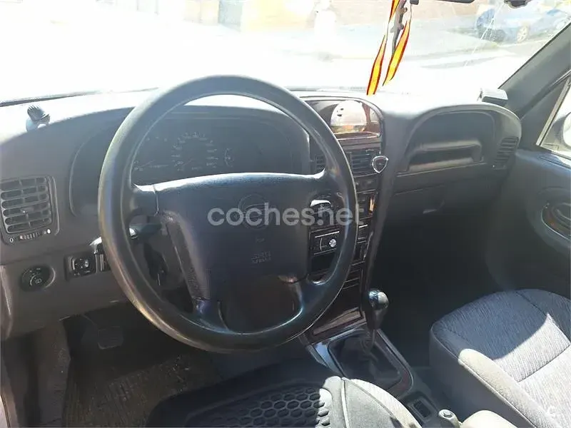 Usado SsangYong Korando 100 CV (73 kW) 1999 Gris / plata SUV