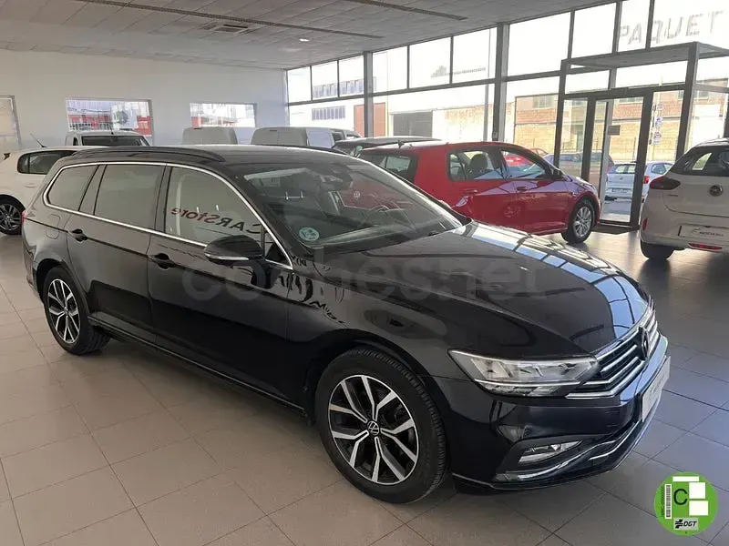 Usado VW Passat Executive 150 CV (110 kW) 2023 Negro Familiar