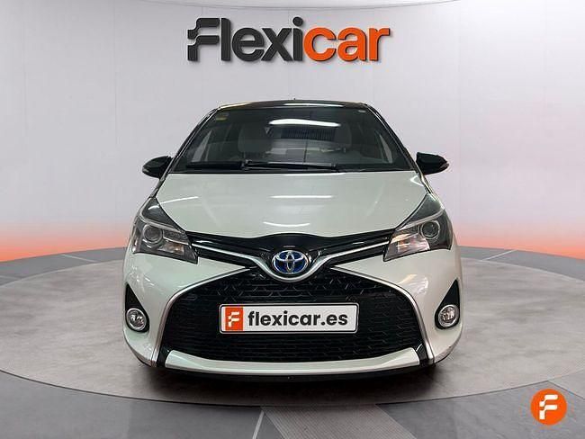 Usado Toyota Yaris Hybrid Active 100 CV (73 kW) 2016 Gris Berlina