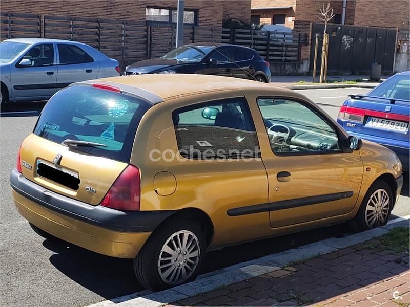 Usado Renault Clio II 60 CV (44 kW) 2001 Amarillo Berlina