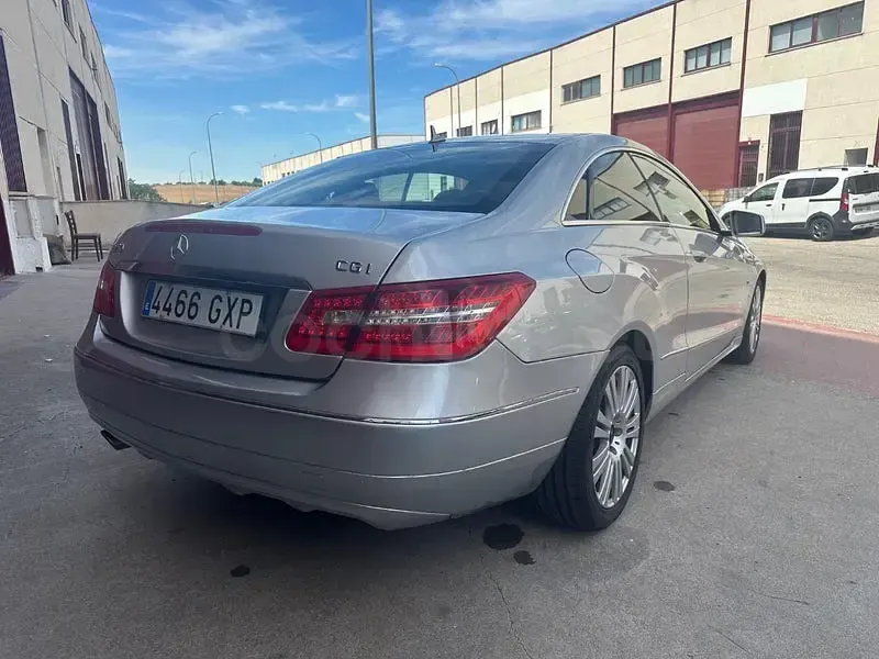 Usado Mercedes E250 Elegance 204 CV (150 kW) 2010 Gris / plata Coupe