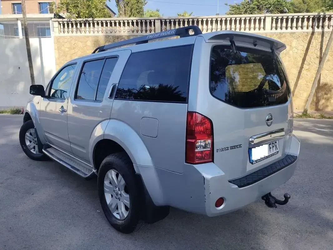 Usado Nissan Pathfinder XE 174 HP (127 kW) 2006 Prateado SUV