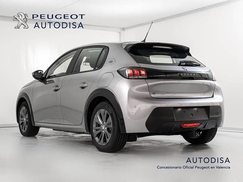 Usado Peugeot e-208 Allure 100 kW (136 CV) 2023 Gris Utilitario