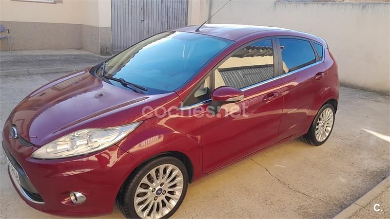 Granate Usado 2011 Ford Fiesta Titanium Utilitario | 3650 € (Precio justo) - Imagen 1/4