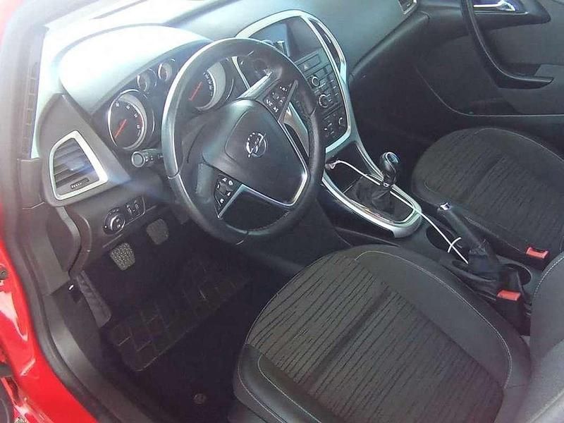Usado Opel Astra Business 110 CV (80 kW) 2014 Rojo Utilitario