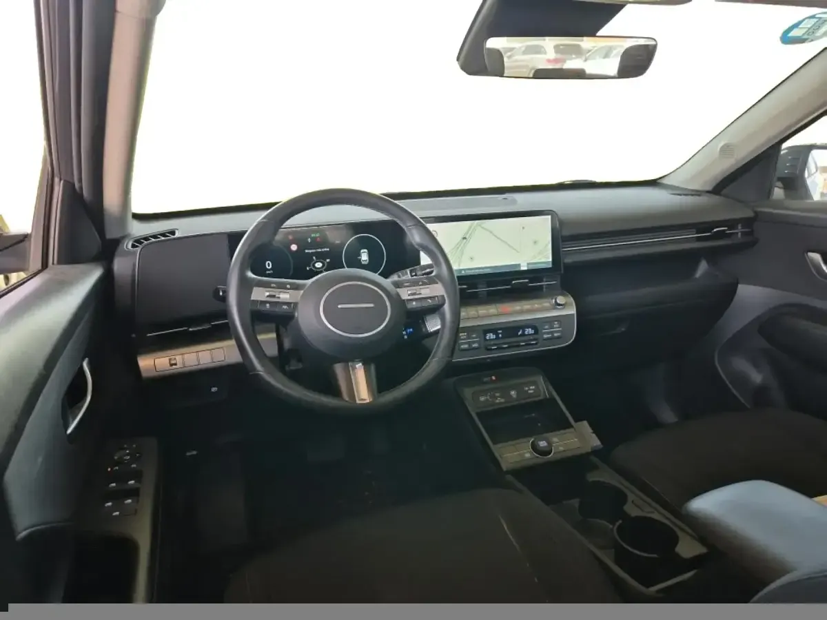 Usado Hyundai Kona 140 CV (102 kW) 2024 Gris/plata SUV