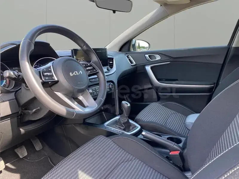Usado Kia XCeed 100 CV (73 kW) 2025 Gris / plata SUV