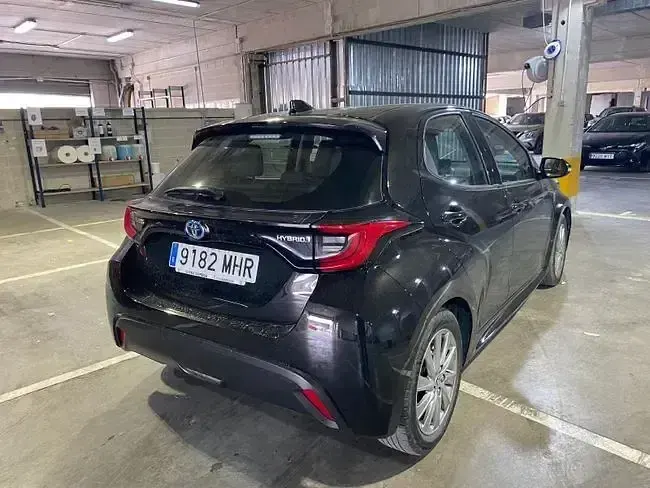 Usado Toyota Yaris Active 115 CV (84 kW) 2023 Negro Utilitario