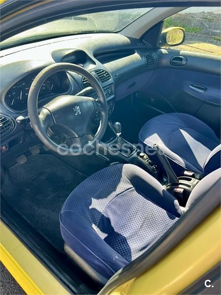 Usado Peugeot 206 70 CV (51 kW) 2003 Amarillo Berlina