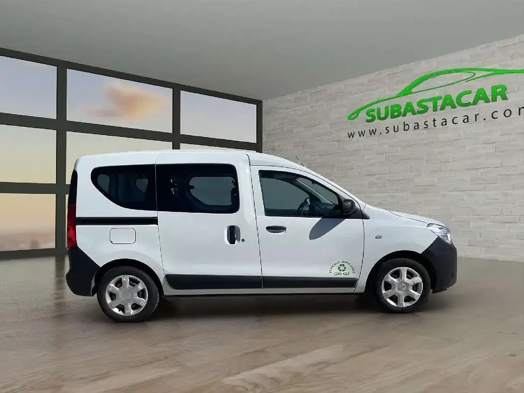 Usado Dacia Dokker Essentiel 109 CV (80 kW) 2021 Blanco Monovolumen
