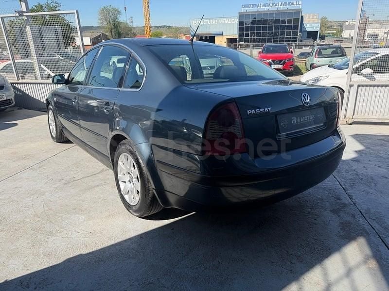 Usado VW Passat Comfortline 130 CV (95 kW) 2003 Gris / plata Berlina