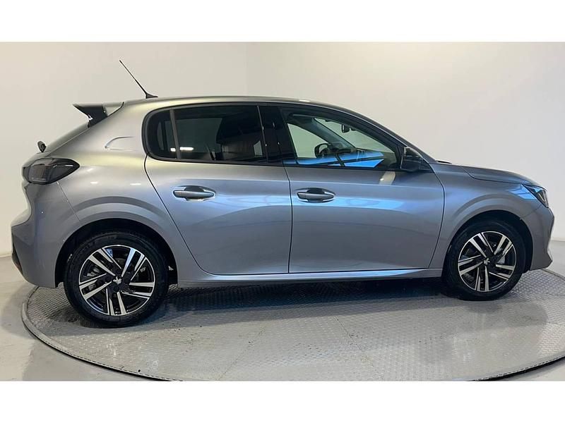 Usado Peugeot 208 Allure 100 CV (73 kW) 2023 Gris Utilitario