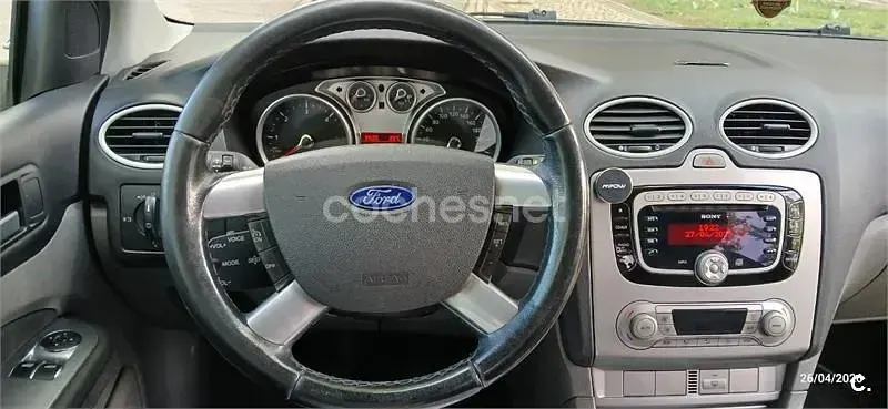Usado Ford Focus Trend 90 CV (66 kW) 2010 Marrón Berlina