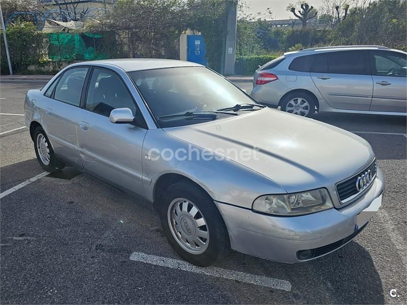 Usado Audi A4 110 CV (80 kW) 1999 Gris / plata Berlina