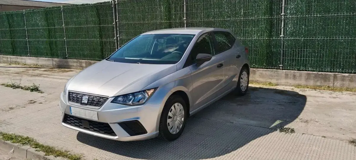 Usado Seat Ibiza Reference 95 CV (69 kW) 2019 Plateado Utilitario