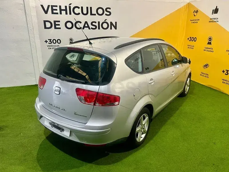 Usado Seat Altea XL Reference 105 CV (77 kW) 2012 Gris / plata Monovolumen