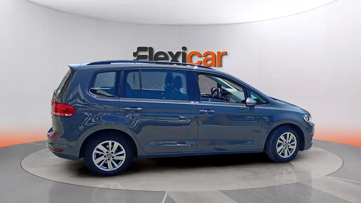 Usado VW Touran Advance 150 CV (110 kW) 2021 Gris Monovolumen