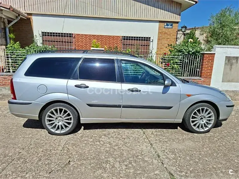 Usado Ford Focus Ambiente 90 CV (66 kW) 2002 Gris / plata Familiar