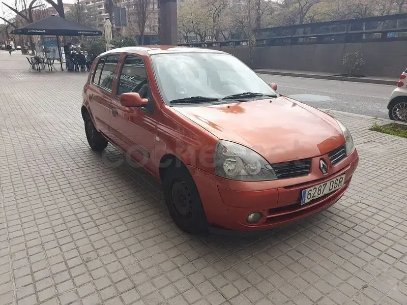Usado Renault Clio II Authentique 60 CV (44 kW) 2005 Rojo Berlina