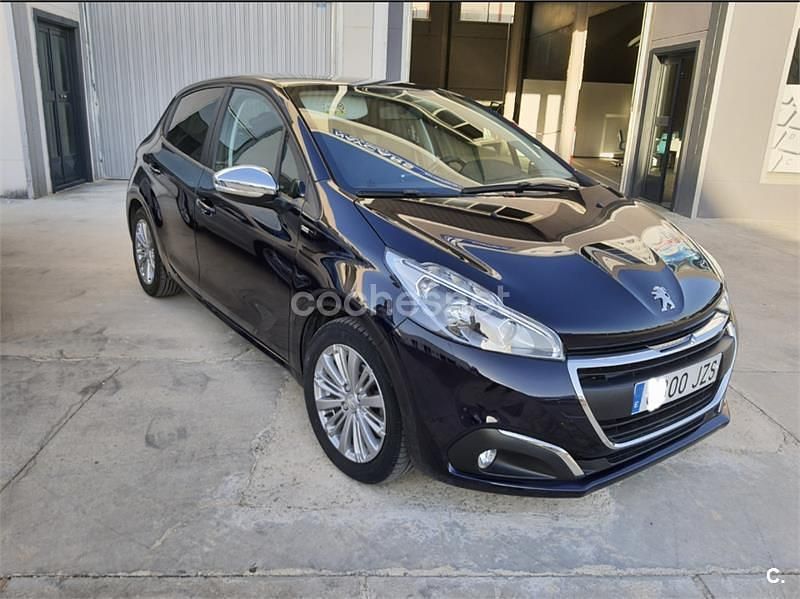 Usado Peugeot 208 Style 82 CV (60 kW) 2016 Violeta / lila Utilitario