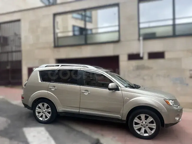 Usado Mitsubishi Outlander Plus 156 CV (114 kW) 2009 Beige SUV