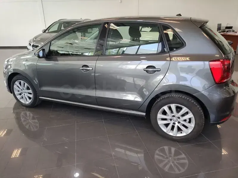 Usado VW Polo Advance 90 CV (66 kW) 2016 Gris / plata Berlina