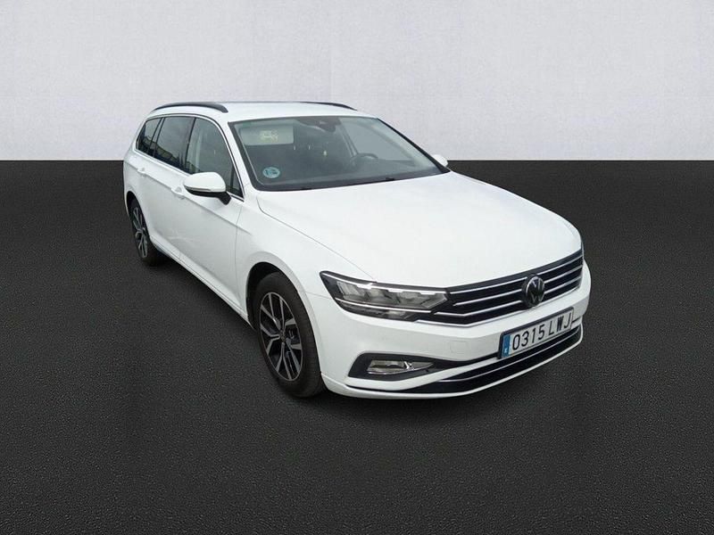 Usado VW Passat Executive 150 CV (110 kW) 2022 Blanco Familiar