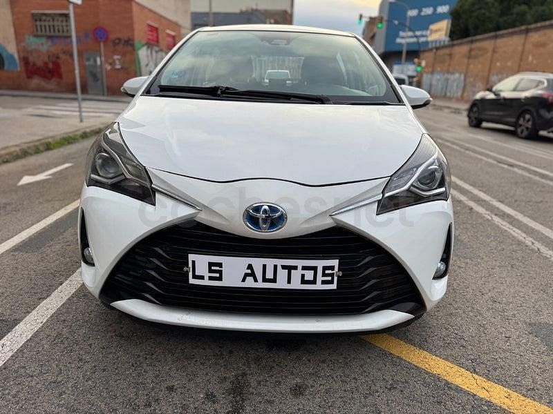Usado Toyota Yaris Hybrid Active 100 CV (73 kW) 2019 Blanco Berlina