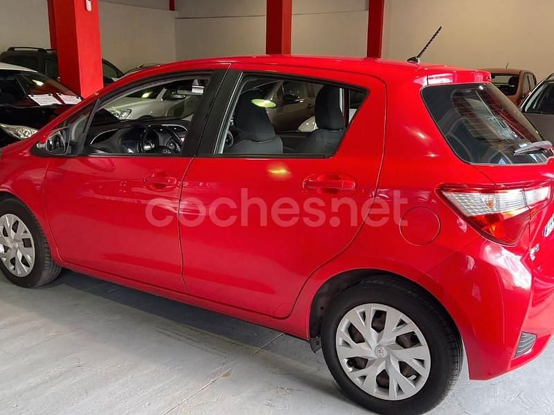 Usado Toyota Yaris Active 70 CV (51 kW) 2018 Rojo Berlina