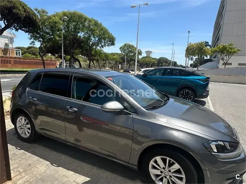 Usado VW Golf VII 115 CV (84 kW) 2018 Gris / plata Familiar