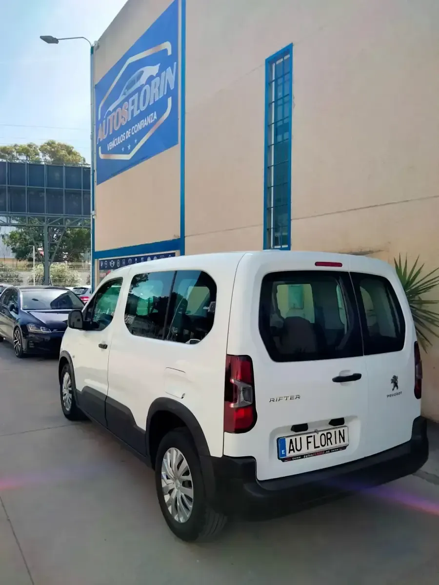 Usado Peugeot Rifter Access 100 CV (73 kW) 2019 Blanco Monovolumen