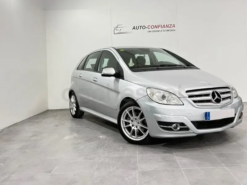 Usado Mercedes B180 109 CV (80 kW) 2010 Gris / plata Monovolumen
