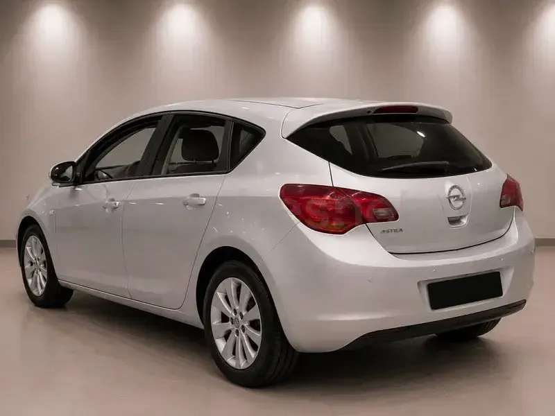 Usado Opel Astra Enjoy 115 CV (84 kW) 2010 Gris / plata Berlina