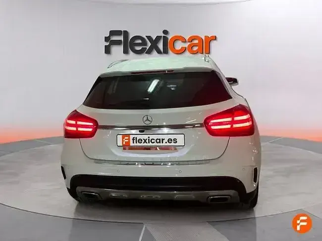 Usado Mercedes GLA180 122 CV (89 kW) 2018 Blanco SUV